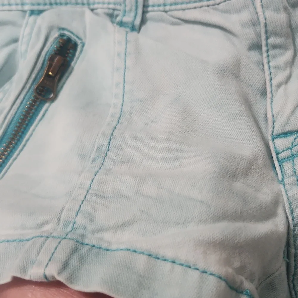 American Eagle Low Rise Distressed Fade Shorts - Picture 3 of 8